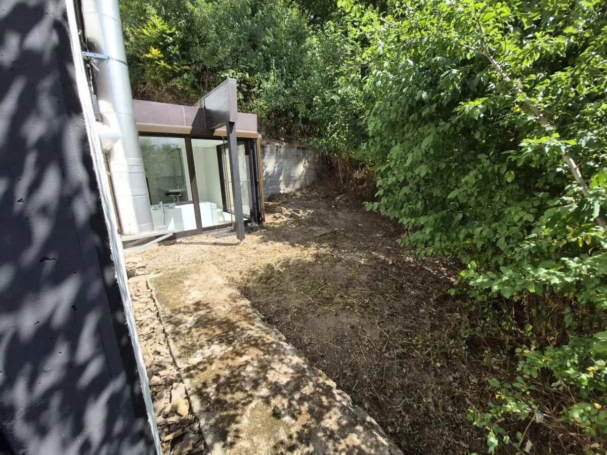 Terrasse nach der Rodung, seitliche Ansicht