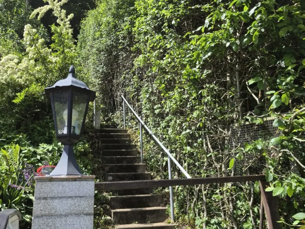 Freigeschnittener Aufgang mit sichtbarer Treppe
